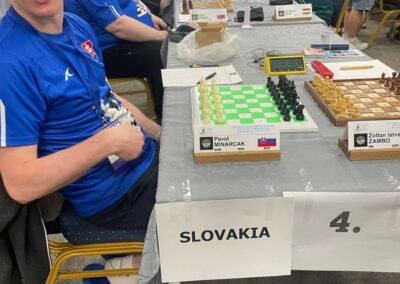 17. IBCA olympiáda v šachu zrakovo postihnutých reprezentačných družstiev - Slovakia pri šachovej partií pri stole