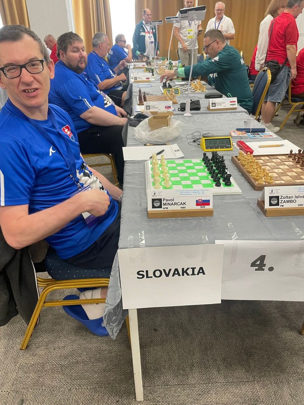 17. IBCA olympiáda v šachu zrakovo postihnutých reprezentačných družstiev - Slovakia pri šachovej partií pri stole
