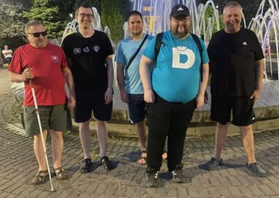 17. IBCA olympiáda v šachu zrakovo postihnutých reprezentačných družstiev - spoločná fotografia na podujatí pri fontáne