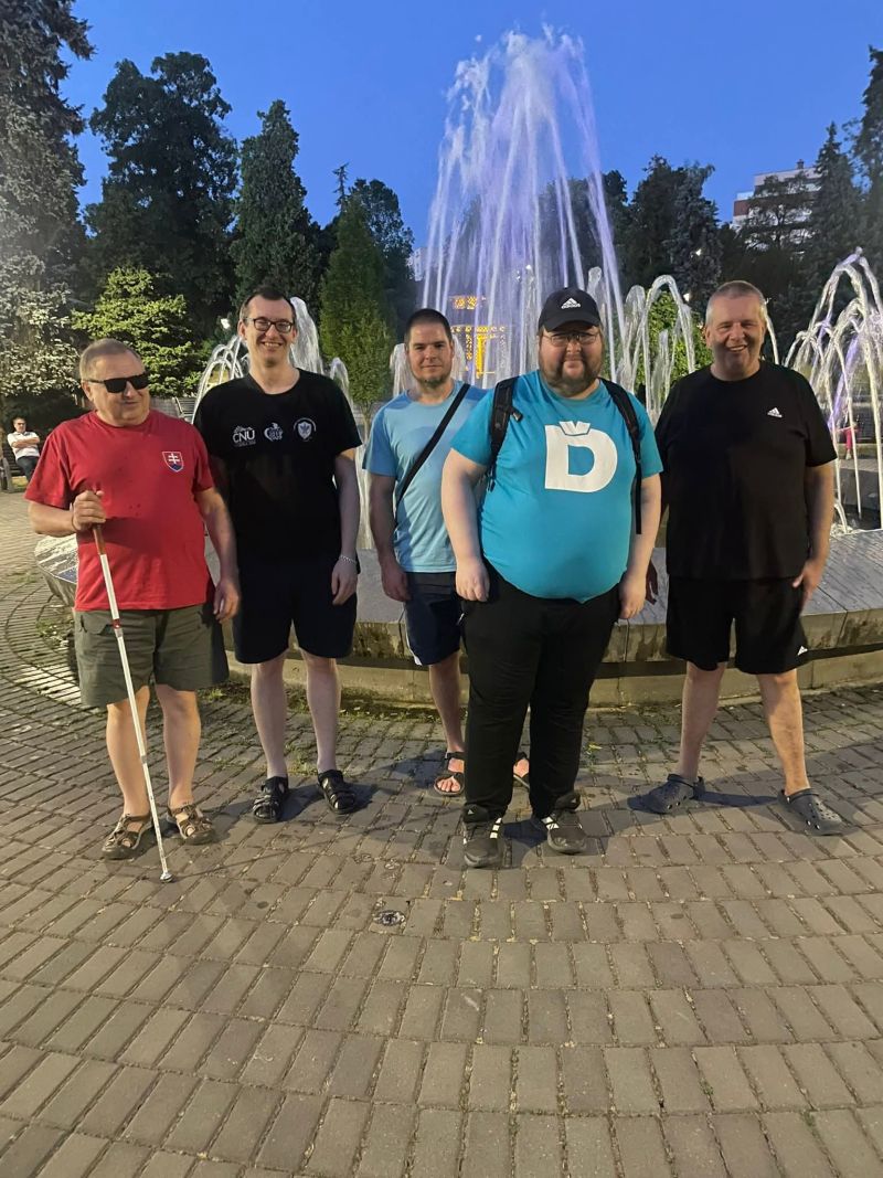 17. IBCA olympiáda v šachu zrakovo postihnutých reprezentačných družstiev - spoločná fotografia na podujatí pri fontáne