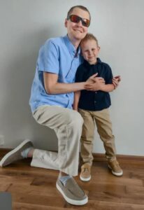 na fotografií je muž zo synom, ktorý potrebuje našu pomoc